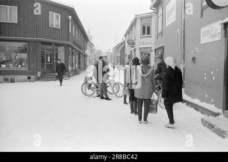 Corrente 51-1-1960: Rispecchiano il giorno e la notte in Røros.Report sul giornale Røros 'Arbeidets Rett'. Foto: Sverre A. Børretzen / Aktuell / NTB ***FOTO NON ELABORATA*** Foto Stock