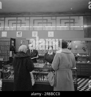 Attuale 7-12-1960: La tariffa di genere è diventata gradualmente una questione naturalmente che le donne partecipano alla vita lavorativa. E' inoltre ovvio che gestisce il suo lavoro così come la sua collega di sesso maschile. Ma non si tratta naturalmente di avere la stessa retribuzione per il lavoro, anche nei casi in cui esegue esattamente la stessa operazione di lavoro dell'uomo. Perché dovrebbe avere meno salario dell'uomo? Gli impiegati commerciali e d'ufficio sono il gruppo che si trova nella posizione più favorevole, con una differenza del 10,6 per cento tra i tassi salariali di uomini e donne. Ma uomini e donne ancora s Foto Stock