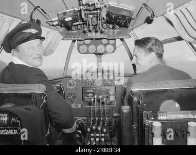 Corrente 10-1947: La rotta di volo espresso lungo la Norvegia con l'Hurtigrute di volo nella rotta regolare, che sarà aperta a giugno, un volo parte da Tromsø e uno da Stavanger ogni mattina, mentre uno è in riserva. La durata del volo è di circa nove ore con ulteriori soste a Bergen, Oslo, Trondheim, Brønnøysund/Sandnessjøen, Bodø e Harstad. Da Tromsø, la rotta Hammerfest–Vadsø–Kirkenes hodt inizia con altri voli tre volte alla settimana per tratta. Il viaggio Kirkenes-Oslo richiederà quindi due giorni con il volo Hurtigruten. Ora passa circa una settimana. Mentre "kV Foto Stock