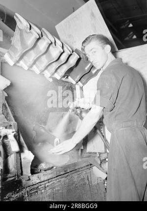 Attuale 22-3-1947: Sciopero della produzione ad AskimaA un paio di mesi fa, i lavoratori di Askim Gummivaefabrikk hanno deciso all'unanimità di seguire l'appello del governo per aumentare la produzione. L'obiettivo è stato fissato al dieci per cento, un aumento significativo per una fabbrica moderna, e le persone scettiche hanno suggerito che i lavoratori e l'azienda, che dovevano organizzare gli aspetti tecnici, avrebbero potuto prendere qualcosa di troppo duro. Ma nel complesso, la produzione in diversi reparti è aumentata di oltre il dieci per cento! Foto: TH. Skotaam / Aktuell / NTB ***FOTO NON ELABORATA*** Foto Stock