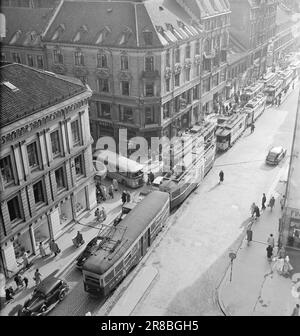 Attuale 13-1950: Quando il crollo comeLa cosa più caratteristica del traffico nel centro di Oslo è che non c'è spazio per questo. È stato male per molti anni, e peggiorerà. Foto: Arne Kjus / Aktuell / NTB Foto Stock