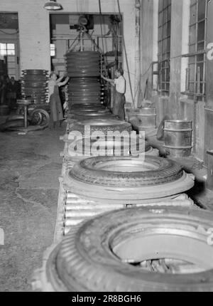 Attuale 22-3-1947: Sciopero della produzione ad AskimaA un paio di mesi fa, i lavoratori di Askim Gummivaefabrikk hanno deciso all'unanimità di seguire l'appello del governo per aumentare la produzione. L'obiettivo è stato fissato al dieci per cento, un aumento significativo per una fabbrica moderna, e le persone scettiche hanno suggerito che i lavoratori e l'azienda, che dovevano organizzare gli aspetti tecnici, avrebbero potuto prendere qualcosa di troppo duro. Ma nel complesso, la produzione in diversi reparti è aumentata di oltre il dieci per cento! Nelle forme di vulcanizzazione, il disegno del battistrada è goffrato. La metà superiore degli stampi è lifte Foto Stock