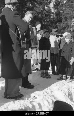 Corrente 5-5-1947: Holmenkollhagen 1947Holmenkollen e' stata una giornata ideale per la Holmenkollrenn 50th, con un nuovo record di terra di 71 metri, fissato dal norvegese Hans Kaarstein, BUL, Oslo. Swede Sven Israelsson ha vinto la Coppa del Re. E' la prima volta nella storia di Holmenkollen che uno straniero l'ha fatta. Foto: Aktuell / NTB ***FOTO NON ELABORATA*** Foto Stock