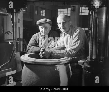 Attuale 14-1949: Fabbrica di Sjøbuss [foto 0006]gli autobus di Landeveien sono diventati immensamente popolari perché soddisfano una parte importante delle attuali esigenze di trasporto in modo economico e veloce. Ma il canale ha anche i suoi autobus. Non era che molti anni fa che 'bus del mare 'era un nuovo e sconosciuto termine, una combinazione divertente delle parole, la gente ha pensato. Oggi, un certo numero di autobus marittimi si ardesia avanti e indietro lungo la costa, e la gente alle fermate lungo il canale non può più pensare di fare senza questo dispositivo. Gli autobus marittimi sono costruiti a Glommens MEK. Workshop a Kråkerøy al di fuori di Fredrikstad. Foto: Foto Stock