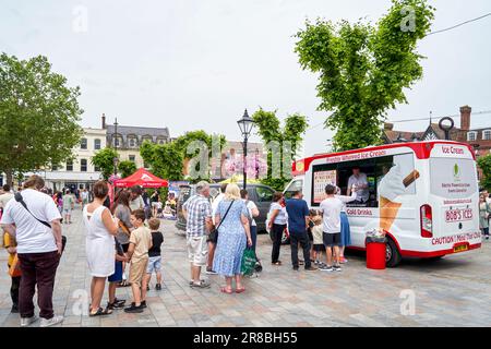 Coda di persone in attesa di acquistare gelati da un distributore di gelati in un evento all'aperto Foto Stock