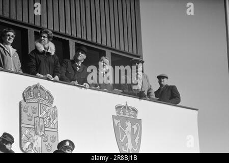 Attuale 15-3-1960: Abbiamo vinto e abbiamo vinto... I jumper hanno raccolto i record del pubblico e gli sciatori di fondo hanno fatto la storia dello sci. Foto: Sverre A. Børretzen / Aage Storløkken / Aktuell / NTB ***FOTO NON ELABORATA*** Foto Stock