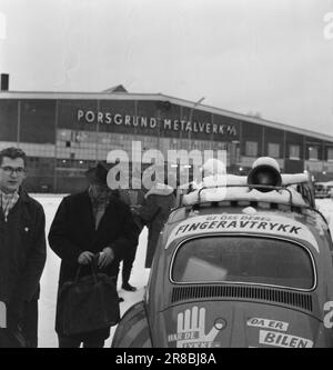 Attuale 53-11-1960: Chi vuole una macchina libera? La fortunata finger car continua il suo viaggio nel Telemark rivestito d'inverno. Se avete la destra thumbprint potete vincere un automobile. Foto: Sverre A. Børretzen / Arnfinn B. Storkaas / Aktuell / NTB ***FOTO NON ELABORATA*** Foto Stock