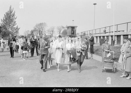 Corrente 24-8-1960: Avventura nella posta Dispatcher ferroviario Louis Forsdike pensò che fosse tutto menzogne e fantasia quando trovò la grande avventura nella cassetta postale a casa sua a Dovercourt, Essex, Inghilterra, una mattina qualche settimana fa. Si trattava di una lettera del comune di Stavanger che invitava tutta la famiglia di quattro persone per un viaggio di dieci giorni a Stavanger, gratuito. Questo non accade, ha detto il Sig. Forsdike. Foto: Ivar Aaserud / Aktuell / NTB ***FOTO NON ELABORATA*** Foto Stock