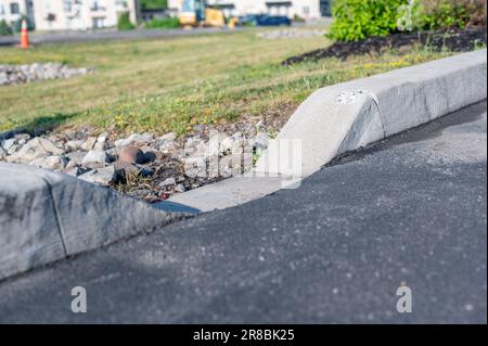 parcheggio taglialine per il drenaggio delle acque piovane. Foto Stock