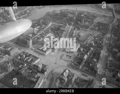 Corrente 10-1947: La rotta di volo espresso lungo la Norvegia con l'Hurtigrute di volo sulla rotta regolare, che sarà aperta a giugno, un volo parte da Tromsø e uno da Stavanger ogni mattina, mentre uno è in riserva. La durata del volo è di circa nove ore con ulteriori soste a Bergen, Oslo, Trondheim, Brønnøysund/Sandnessjøen, Bodø e Harstad. Da Tromsø, la rotta Hammerfest–Vadsø–Kirkenes hodt inizia con altri voli tre volte alla settimana per tratta. Il viaggio Kirkenes–Oslo richiederà quindi due giorni con il volo Hurtigruten. Ora passa circa una settimana. Dopo il Foto Stock