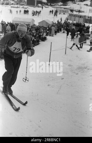 Corrente 5-5-1947: Holmenkollhagen 1947Holmenkollen e' stata una giornata ideale per la Holmenkollrenn 50th, con un nuovo record di terra di 71 metri, fissato dal norvegese Hans Kaarstein, BUL, Oslo. Swede Sven Israelsson ha vinto la Coppa del Re. E' la prima volta nella storia di Holmenkollen che uno straniero l'ha fatta. Foto: Aktuell / NTB ***FOTO NON ELABORATA*** Foto Stock