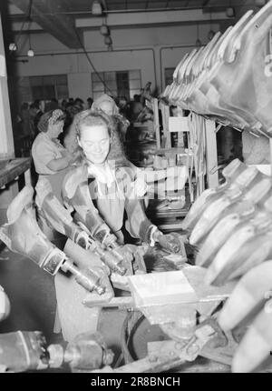 Attuale 22-3-1947: Sciopero della produzione ad AskimaA un paio di mesi fa, i lavoratori di Askim Gummivaefabrikk hanno deciso all'unanimità di seguire l'appello del governo per aumentare la produzione. L'obiettivo è stato fissato al dieci per cento, un aumento significativo per una fabbrica moderna, e le persone scettiche hanno suggerito che i lavoratori e l'azienda, che dovevano organizzare gli aspetti tecnici, avrebbero potuto prendere qualcosa di troppo duro. Ma nel complesso, la produzione in diversi reparti è aumentata di oltre il dieci per cento! Foto: TH. Skotaam / Aktuell / NTB ***FOTO NON ELABORATA*** Foto Stock