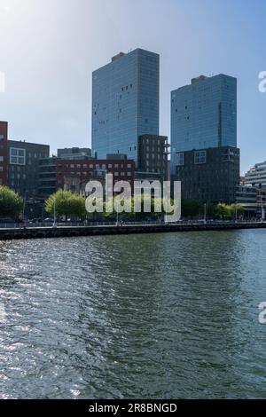 Due moderni edifici di uffici gemelli con facciate in vetro vicino all'estuario di Bilbao. concetto di architettura aziendale Foto Stock