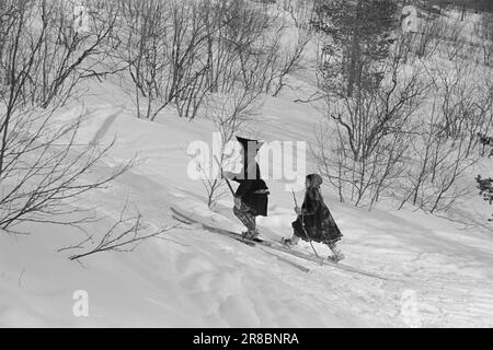 Corrente 3-1950: Bambini naturali in giacche. I bambini della scuola in Karasjok ad una scuola superiore.Karasjok. Quando i bambini Sami camminano in animali selvatici. un gioco aggraziato all'aperto, la loro joie de vivre e la loro vitalità entrano nel loro. Foto: Sverre A. Børretzen / Aktuell / NTB *** FOTO NON ELABORATA*** Foto Stock