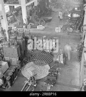 Attuale 14-1949: Fabbrica di Sjøbuss [foto 0031]gli autobus di Landeveien sono diventati immensamente popolari perché soddisfano una parte importante delle attuali esigenze di trasporto in modo economico e veloce. Ma il canale ha anche i suoi autobus. Non era che molti anni fa che 'bus del mare 'era un nuovo e sconosciuto termine, una combinazione divertente delle parole, la gente ha pensato. Oggi, un certo numero di autobus marittimi si ardesia avanti e indietro lungo la costa, e la gente alle fermate lungo il canale non può più pensare di fare senza questo dispositivo. Gli autobus marittimi sono costruiti a Glommens MEK. Workshop a Kråkerøy al di fuori di Fredrikstad. Foto: Foto Stock