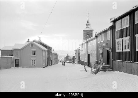 Corrente 51-1-1960: Rispecchiano il giorno e la notte in Røros.Report sul giornale Røros 'Arbeidets Rett'. Foto: Sverre A. Børretzen / Aktuell / NTB ***FOTO NON ELABORATA*** Foto Stock