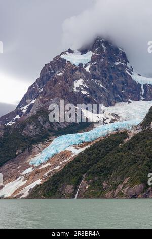 Picco Balmaceda e ghiacciaio di Last Hope Sound Fjord, Bernardo o'Higgins parco nazionale vicino Puerto Natales e Torres del Paine parco nazionale, Cile. Foto Stock