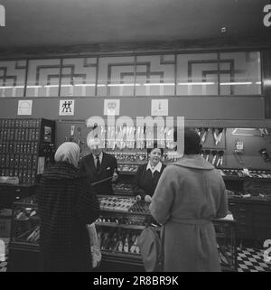 Attuale 7-12-1960: La tariffa di genere è diventata gradualmente una questione naturalmente che le donne partecipano alla vita lavorativa. E' inoltre ovvio che gestisce il suo lavoro così come la sua collega di sesso maschile. Ma non si tratta naturalmente di avere la stessa retribuzione per il lavoro, anche nei casi in cui esegue esattamente la stessa operazione di lavoro dell'uomo. Perché dovrebbe avere meno salario dell'uomo? Gli impiegati commerciali e d'ufficio sono il gruppo che si trova nella posizione più favorevole con una differenza del 10,6 per cento tra i tassi salariali di uomini e donne. Ma uomini e donne ancora st Foto Stock