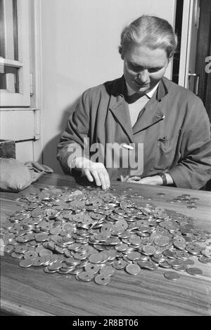 Corrente 6-2-1960: Nascita e morte di Krona Aktuell ha seguito il processo di creazione di un pezzo di krone a Mynta. Foto: Ivar Aaserud / Aktuell / NTB ***FOTO NON ELABORATA*** Foto Stock