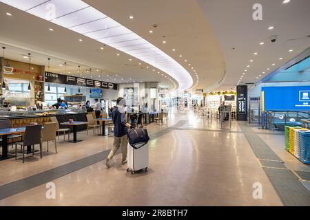 Roma, Italia - 17 giugno 2023: Nuovi spazi commerciali sono stati aperti nella stazione Termini, offrendo rinfreschi e servizi a turisti e viaggiatori. Foto Stock