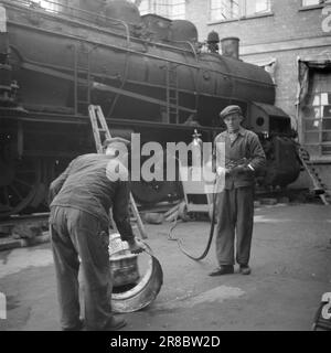 Attuale 22-3-1947: Sciopero della produzione ad AskimaA un paio di mesi fa, i lavoratori di Askim Gummivaefabrikk hanno deciso all'unanimità di seguire l'appello del governo per aumentare la produzione. L'obiettivo è stato fissato al dieci per cento, un aumento significativo per una fabbrica moderna, e le persone scettiche hanno suggerito che i lavoratori e l'azienda, che dovevano organizzare gli aspetti tecnici, avrebbero potuto prendere qualcosa di troppo duro. Ma nel complesso, la produzione in diversi reparti è aumentata di oltre il dieci per cento! Foto: TH. Skotaam / Aktuell / NTB ***FOTO NON ELABORATA*** Foto Stock