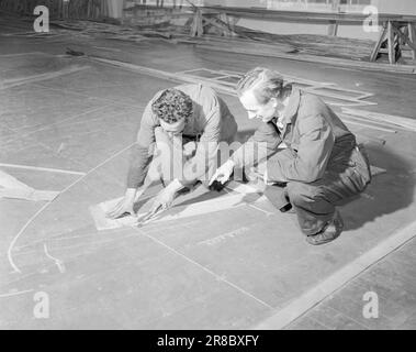 Attuale 14-1949: Fabbrica di Sjøbuss [foto 0002]gli autobus di Landeveien sono diventati immensamente popolari perché soddisfano una parte importante delle attuali esigenze di trasporto in modo economico e veloce. Ma il canale ha anche i suoi autobus. Non era che molti anni fa che 'bus del mare 'era un nuovo e sconosciuto termine, una combinazione divertente delle parole, la gente ha pensato. Oggi, un certo numero di autobus marittimi si ardesia avanti e indietro lungo la costa, e la gente alle fermate lungo il canale non può più pensare di fare senza questo dispositivo. Gli autobus marittimi sono costruiti a Glommens MEK. Workshop a Kråkerøy al di fuori di Fredrikstad. Draftsma Foto Stock