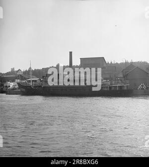 Attuale 14-1949: Fabbrica di Sjøbuss [immagine 0029]gli autobus di Landeveien sono diventati immensamente popolari perché soddisfano una parte importante delle attuali esigenze di trasporto in modo economico e veloce. Ma il canale ha anche i suoi autobus. Non era che molti anni fa che 'bus del mare 'era un nuovo e sconosciuto termine, una combinazione divertente delle parole, la gente ha pensato. Oggi, un certo numero di autobus marittimi si ardesia avanti e indietro lungo la costa, e la gente alle fermate lungo il canale non può più pensare di fare senza questo dispositivo. Gli autobus marittimi sono costruiti a Glommens MEK. Workshop a Kråkerøy al di fuori di Fredrikstad. Foto: SV Foto Stock