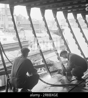 Attuale 14-1949: Fabbrica di Sjøbuss [foto 0001]gli autobus di Landeveien sono diventati immensamente popolari perché soddisfano una parte importante delle attuali esigenze di trasporto in modo economico e veloce. Ma il canale ha anche i suoi autobus. Non era che molti anni fa che 'bus del mare 'era un nuovo e sconosciuto termine, una combinazione divertente delle parole, la gente ha pensato. Oggi, un certo numero di autobus marittimi si ardesia avanti e indietro lungo la costa, e la gente alle fermate lungo il canale non può più pensare di fare senza questo dispositivo. Gli autobus marittimi sono costruiti a Glommens MEK. Workshop a Kråkerøy al di fuori di Fredrikstad. Il fra Foto Stock