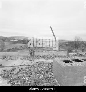 Corrente 47-1-1960: Gli aerei nel soggiorno. Sappiamo ancora troppo poco degli effetti del rumore sull'udito e sui nervi. Tuttavia, stiamo iniziando a costruire un grande aeroporto in una zona densamente costruita: Fornebu. Certo, molte case sono state costruite dopo l'arrivo dell'aeroporto, ma è chiaro che questa era una tipica zona residenziale, ben adatta per lo sviluppo suburbano. Foto: Ivar Aaserud / Aktuell / NTB ***FOTO NON ELABORATA*** Foto Stock