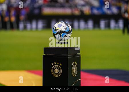 Gelsenkirchen, Germania. 20th giugno, 2023. GELSENKIRCHEN, GERMANIA - 20 GIUGNO: Matchball ufficiale durante la partita internazionale amichevole tra la Germania e la Colombia alla Veltins-Arena il 20 giugno 2023 a Gelsenkirchen, Germania (Foto di Joris Verwijst/Orange Pictures) Credit: Orange Pics BV/Alamy Live News Foto Stock