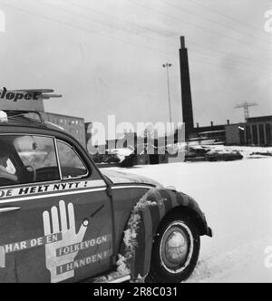 Attuale 53-11-1960: Chi vuole una macchina libera? La fortunata finger car continua il suo viaggio nel Telemark rivestito d'inverno. Se avete la destra thumbprint potete vincere un automobile. Foto: Sverre A. Børretzen / Arnfinn B. Storkaas / Aktuell / NTB ***FOTO NON ELABORATA*** Foto Stock