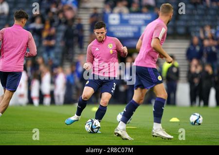 Andrew Robertson, scozzese, si scalda prima della partita UEFA euro 2024 Qualificative Group A ad Hampden Park, Glasgow. Data immagine: Martedì 20 giugno 2023. Foto Stock