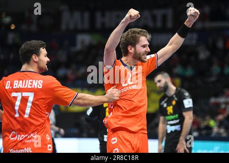 Jasper Adams e Dani Baijens (Paesi Bassi) festeggiano la vittoria contro il Montenegro. EHF Euro 2022. Round principale Foto Stock