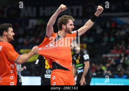 Jasper Adams e Dani Baijens (Paesi Bassi) festeggiano la vittoria contro il Montenegro. EHF Euro 2022. Round principale Foto Stock