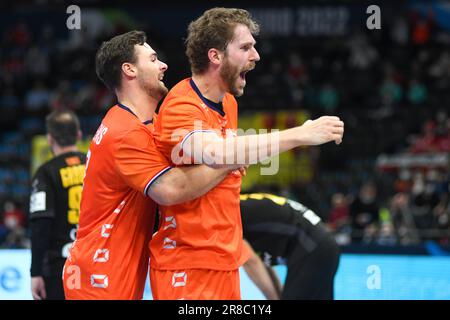 Jasper Adams e Dani Baijens (Paesi Bassi) festeggiano la vittoria contro il Montenegro. EHF Euro 2022. Round principale Foto Stock