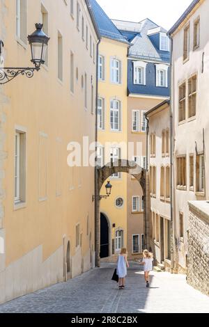 Bambini che camminano lungo la strada stretta a Ville Haute, Città di Lussemburgo, Lussemburgo Foto Stock