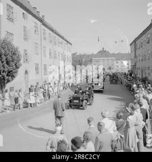 Attuale 16-1947: Centomila tributi al re per 75 anni Oslo aveva tirato fuori tutte le fermate per il 75th° compleanno del re Haakon il 3 agosto. L'immagine del re brillò contro uno in tutte le dimensioni ed edizioni da quasi ogni vetrina. Per tre giorni interi i festeggiamenti reali durarono. Il momento culminante dei festeggiamenti di Oslo è stato senza dubbio il giro in auto del re attraverso la città di domenica. Foto: Aktuell / NTB ***FOTO NON ELABORATA*** Foto Stock