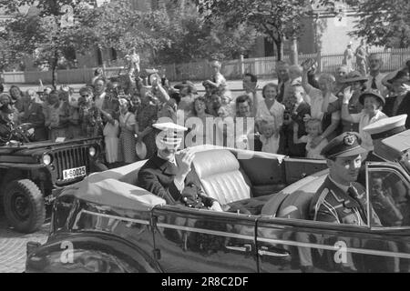 Attuale 16-1947: Centomila tributi al re per 75 anni Oslo aveva tirato fuori tutte le fermate per il 75th° compleanno del re Haakon il 3 agosto. L'immagine del re brillò contro uno in tutte le dimensioni ed edizioni da quasi ogni vetrina. Per tre giorni interi i festeggiamenti reali durarono. Il momento culminante dei festeggiamenti di Oslo è stato senza dubbio il giro in auto del re attraverso la città di domenica. Foto: Aktuell / NTB ***FOTO NON ELABORATA*** Foto Stock