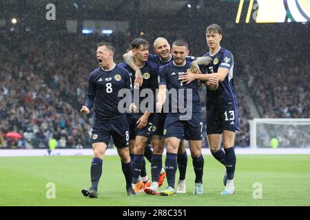 Glasgow, Regno Unito. 20th giugno, 2023. Nel Campionato europeo 2024, turno di qualificazione, Callum McGregor ha segnato il primo gol scozzese dopo 6 minuti. Poco dopo che l'arbitro ha sospeso il gioco per 20 minuti a causa di condizioni di scarsa altezza dopo una pioggia molto pesante. Credit: Findlay/Alamy Live News Foto Stock