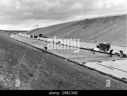 Costruzione dell'autostrada nel 1970-80s. Mostra le strade di nuova costruzione praticamente senza traffico. Lavoratori della strada e difetti di costruzione. Foto Stock