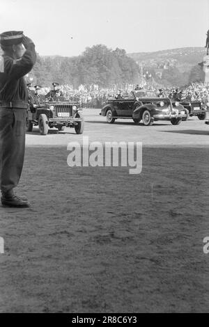 Attuale 16-1947: Centomila tributi al re per 75 anni Oslo aveva tirato fuori tutte le fermate per il 75th° compleanno del re Haakon il 3 agosto. L'immagine del re brillò contro uno in tutte le dimensioni ed edizioni da quasi ogni vetrina. Per tre giorni interi i festeggiamenti reali durarono. Il momento culminante dei festeggiamenti di Oslo è stato senza dubbio il giro in auto del re attraverso la città di domenica. Foto: Aktuell / NTB ***FOTO NON ELABORATA*** Foto Stock