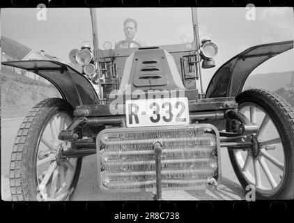 Attuale 23-2-1960 : Nizza annata su ruote Reidar Frønsdal è il felice proprietario della più antica auto norvegese del vecchio famoso marchio De Dion Bouton. Reidar Frønsdal pronto per la partenza nel suo De Dion Bouton modello 1904. Non ridere di esso, era dotato di finezza tecnica che non sono stati introdotti su altri tipi di auto fino a molti anni più successivamente. Foto: Sverre A. Børretzen / Aktuell / NTB ***FOTO NON ELABORATA*** Foto Stock