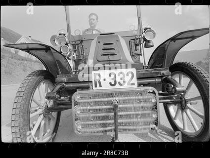 Attuale 23-2-1960 : Nizza annata su ruote Reidar Frønsdal è il felice proprietario della più antica auto norvegese del vecchio famoso marchio De Dion Bouton. Reidar Frønsdal pronto per la partenza nel suo De Dion Bouton modello 1904. Non ridere di esso, era dotato di finezza tecnica che non sono stati introdotti su altri tipi di auto fino a molti anni più successivamente. Foto: Sverre A. Børretzen / Aktuell / NTB ***FOTO NON ELABORATA*** Foto Stock