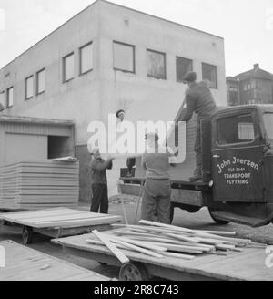 Attuale 3-1947: Produzione di abitazioni in Osloquante persone ottengono una casa quest'anno? Materiali, lavoro e soldi sono richiesti per costruire case. La situazione è che mancano molti materiali importanti. E' stato proprio questo a significare che solo il 65 per cento del programma di costruzione set dell'anno scorso poteva essere realizzato. Vi è anche una significativa carenza di manodopera qualificata nella maggior parte dei settori edilizi. Foto: TH. Skotaam / Aktuell / NTB ***FOTO NON ELABORATA*** Foto Stock