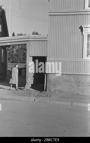 Attuale 20-4-1947: Armless Tønsberg girlArmless Tønsberg ragazza che si alza sui suoi due piedi Mary Bratvold non ha braccia, ma ancora si sostiene come una signora di centralino. Gestisce il quadro con i piedi. Foto: TH. Skotaam / Aktuell / NTB ***FOTO NON ELABORATA*** Foto Stock