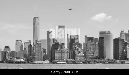 Foto in bianco e nero del panorama sul lungomare di New York City, Manhattan, USA. Foto Stock