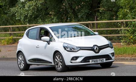 Milton Keynes,UK - Giugno 18th 2023: Renault CLIO 2018 bianco in viaggio su strada inglese Foto Stock