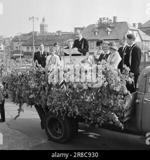 Corrente 24-8-1960: Avventura nella posta Dispatcher ferroviario Louis Forsdike pensò che fosse tutto menzogne e fantasia quando trovò la grande avventura nella cassetta postale a casa sua a Dovercourt, Essex, Inghilterra, una mattina qualche settimana fa. Si trattava di una lettera del comune di Stavanger che invitava tutta la famiglia di quattro persone per un viaggio di dieci giorni a Stavanger, gratuito. Questo non accade, ha detto il Sig. Forsdike. Foto: Ivar Aaserud / Aktuell / NTB ***FOTO NON ELABORATA*** Foto Stock