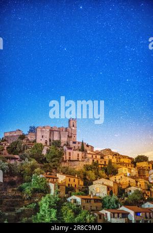 Vista notturna di Eus, Francia Foto Stock