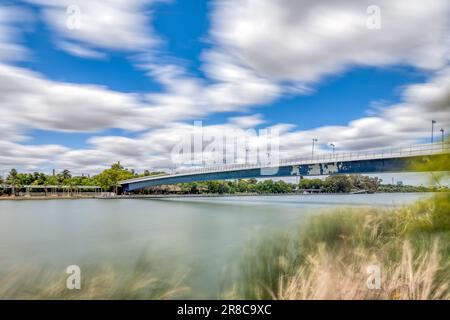 Ponte pedonale Cartuja (1992), Siviglia, Spagna. Scatto con esposizione lunga. Foto Stock